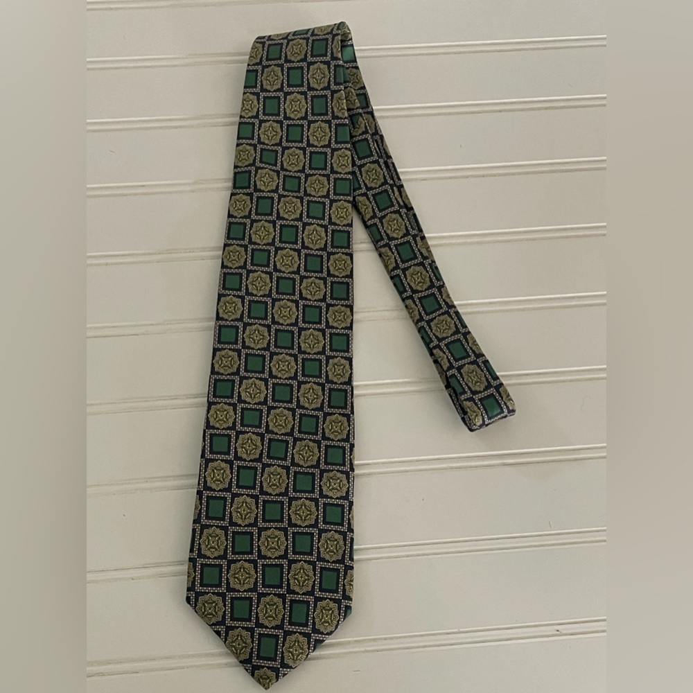 Andrew Scott Mens 100% Silk Green Blue Geometric 56”L x 3 3/4 W Tie